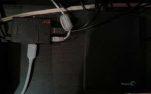 Raspberry en su caja conectada por HDMI y al disco duro